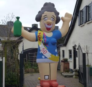 sarah feestend donker haar 50 jaar